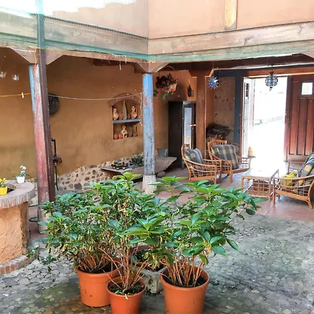 Cosy House In With Fenced Garden *