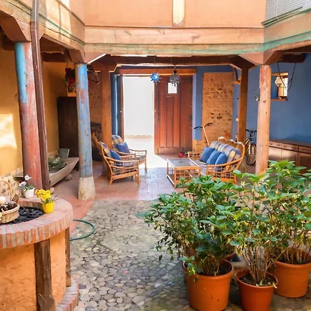 Cosy House In With Fenced Garden 펜션 *