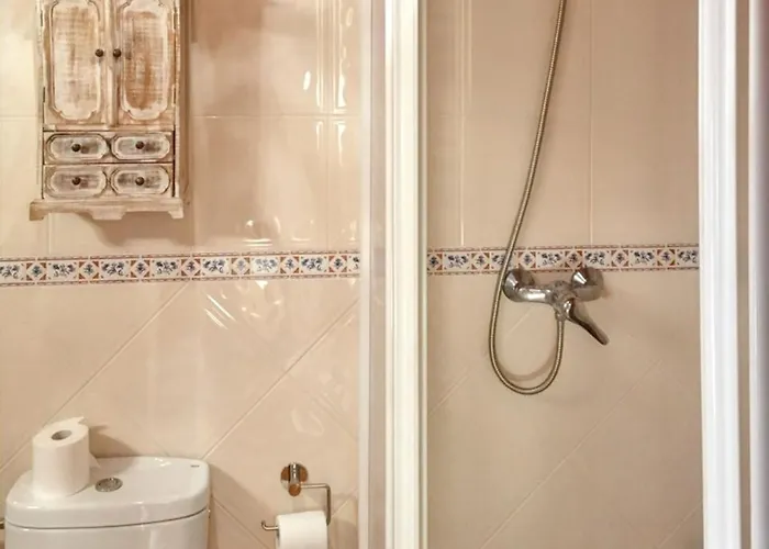 Дом отдыха Cosy House In With Fenced Garden