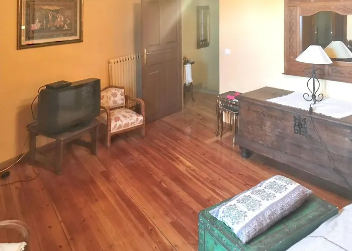 Cosy House In With Fenced Garden