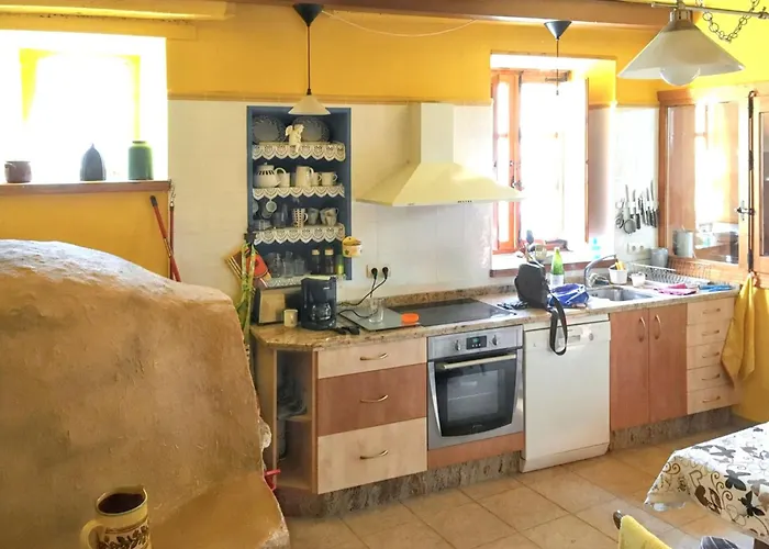 Дом отдыха Cosy House In With Fenced Garden